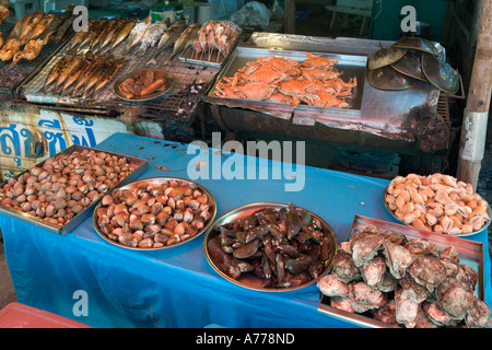 L'alimentation affiché dans un restaurant en bordure de route, Rawai Beach, Phuket, Thailand Banque D'Images