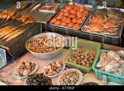 L'alimentation affiché dans un restaurant en bordure de route, Rawai Beach, Phuket, Thailand Banque D'Images