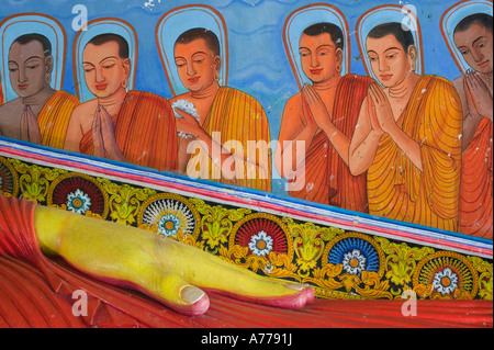 Détail de la bouddha couché dans Isurumuniya Vihara (Temple du Rocher). Banque D'Images