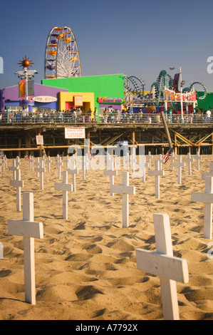 Un graphique de protestation contre la guerre en Irak sous la jetée de Santa Monica. Banque D'Images