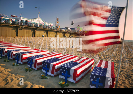 Un graphique de protestation contre la guerre en Irak sous la jetée de Santa Monica. Banque D'Images