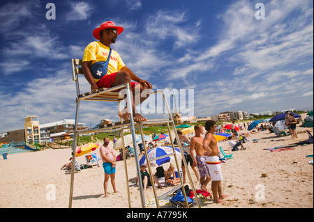 Lifeguard en service dans la mecque pour les surfeurs de Jeffrey's Bay, Afrique du Sud. Banque D'Images