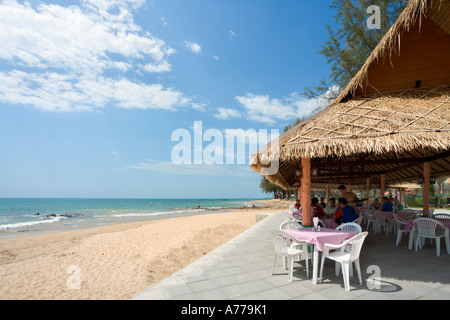 Restaurant en bord de mer, plage de Nang Thong, Khao Lak, Thaïlande, province de Phang Nga Banque D'Images