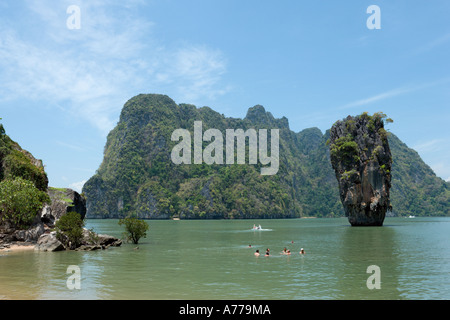 Les touristes en natation avant de l'éperon rocheux de Ko Tapu sur l'île de James Bond, Parc National Ao Phang Nga, Phang Nga, Thaïlande Banque D'Images