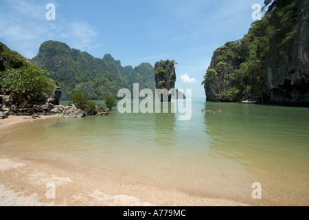 La plage et l'éperon rocheux de Ko Tapu sur l'île de James Bond, Parc National Ao Phang Nga, Phang Nga, Thaïlande Banque D'Images
