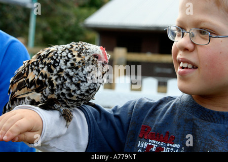 Chick mouchetée d'être aimé par un jeune homme dans la ferme familiale à l'automne rhs flower show malvern Royaume-Uni 06 worcestersire Banque D'Images