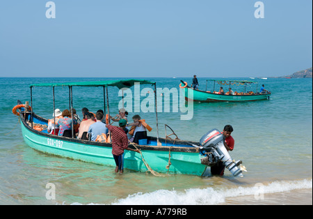 Excursion en bateau sur la Plage de Baga de prendre les touristes pour observer les dauphins, Nord de Goa, Goa, Inde Banque D'Images