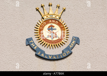 Logo emblème de l'Armée du salut sur le mur de l'extérieur de la salle de réunion Banque D'Images