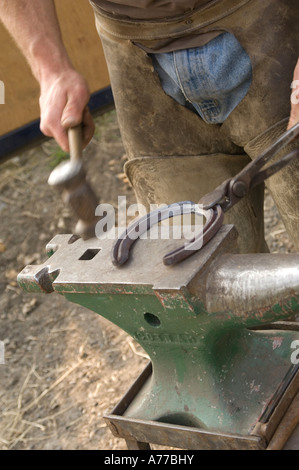 Maréchal-ferrant Mobile Dylan Williams travaille sur fer à cheval sur l'enclume, Llanfarian près d'Aberystwyth, Ceredigion Pays de Galles UK Banque D'Images
