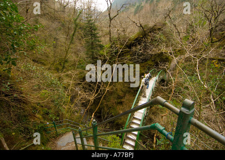 Les gens sur la passerelle à la Mynach Falls Pont du Diable près de Aberystwyth, Ceredigion Pays de Galles UK Banque D'Images