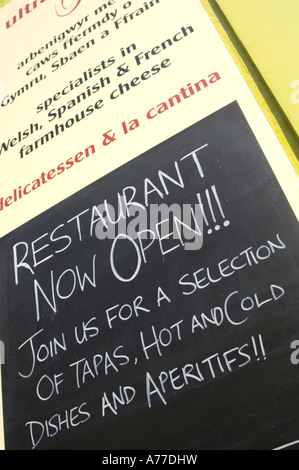 Restaurant ouvert à l'extérieur de Ultracomida maintenant signer charcuterie cafe bar Aberystwyth au Pays de Galles ceredigion cymru Banque D'Images