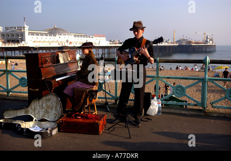 Les amuseurs publics jouant de la guitare et un piano de divertir la foule sur le front de mer de Brighton UK Banque D'Images