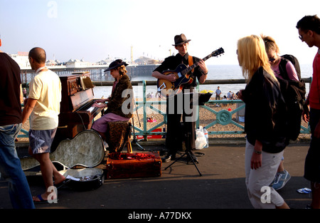 Les amuseurs publics jouant de la guitare et un piano de divertir la foule sur le front de mer de Brighton UK Banque D'Images