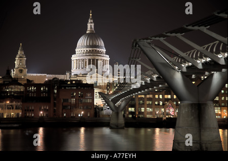 Vue nocturne de la Cathédrale St Paul à partir de la rive sud de la Tamise, y compris la passerelle du millénaire Banque D'Images