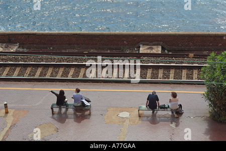 En attente d'un train en Italie à la gare vu de dessus Banque D'Images