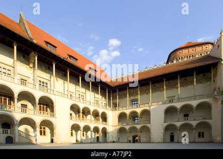 La cour Renaissance à l'intérieur du complexe du château de Wawel à Cracovie. Banque D'Images