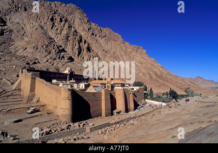 Un grand angle vue aérienne de Saint Catherine monastère dans le désert du Sinaï égyptien. Banque D'Images