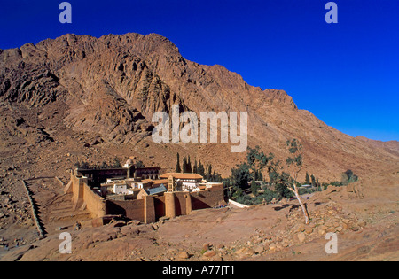 Un grand angle vue aérienne de Saint Catherine monastère dans le désert du Sinaï égyptien. Banque D'Images