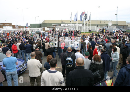 MG Rover de supports et d'employés d'une manifestation et rassemblement stade à l'extérieur de la porte de Q, Longbridge le dimanche 17 avril 2005 Banque D'Images