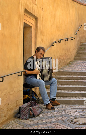 Exécution d'accordéoniste dans les rues de Prague République Tchèque Banque D'Images