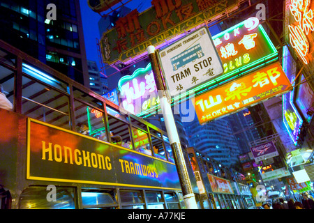 Vieux tramways traditionnels d'attente jusqu'à un arrêt de tramway avec le Hong Kong Tramways signe sur un. Banque D'Images