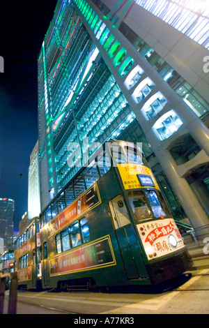 Un tramway traditionnel vieux voyager dans le domaine de l'Amirauté de l'île de Hong Kong. Banque D'Images