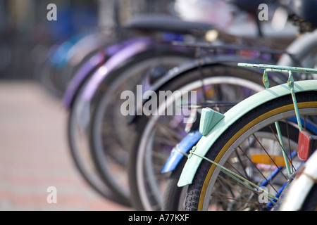 Close up d'une rangée de bicyclettes à l'embarcadère de Mui Wo de l'aire de stationnement sur l'île de Lantau à Hong Kong. Banque D'Images