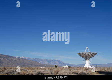 Seul Owens Valley radio antenne parabolique à la recherche le ciel Banque D'Images