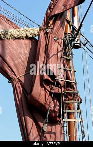 Gréement et sur les mâts de navire à voile à Maldon, Essex, UK Banque D'Images