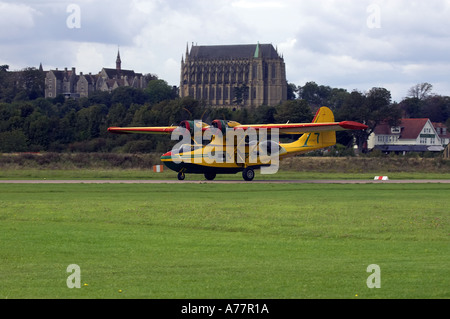 PYB Catalina dans de vieux livrée jaune à l'atterrissage à l'aéroport de Shoreham pendant l'affichage de l'air là. Lancing College est en arrière-plan. Banque D'Images