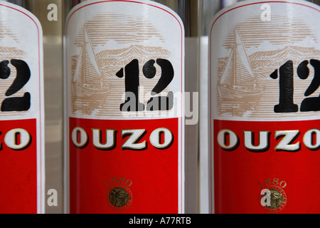 La Grèce de bouteilles de l'ouzo. Close up Banque D'Images