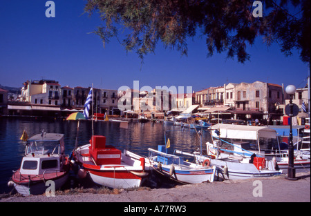 Grèce Crète de l'Ouest les bateaux de pêche dans le port de Rethymnon Banque D'Images