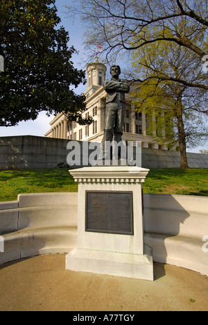 Statue de Andrew Johnson 17 Président au State Capitol et entourant des statues et des monuments Nashville Tennessee TN Banque D'Images