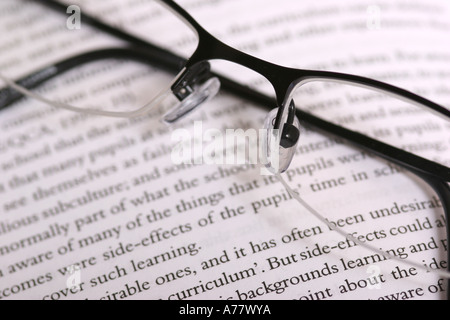 0284 - Lunettes sur livre Banque D'Images