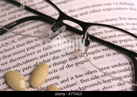 0285 - Lunettes sur livre avec pills Banque D'Images