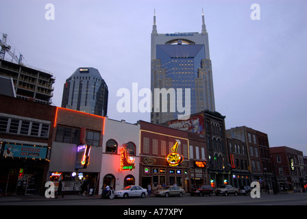 Néons le long de rues et Bell South Building à Nashville Tennessee TN Banque D'Images