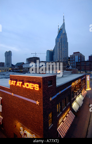 Néons le long de rues dans Nashville, Tennessee TN Tenn. US USA Etats-Unis d'Amérique American Music City Banque D'Images