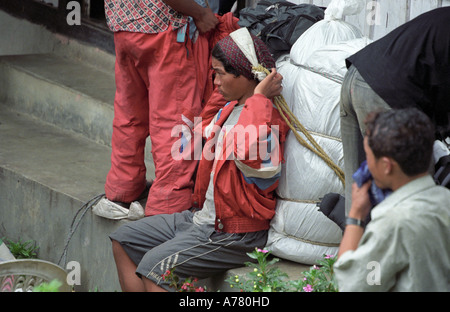 Les porteurs népalais au lieu de repos dans la région de l'Annapurna NEPAL Jagat village Banque D'Images