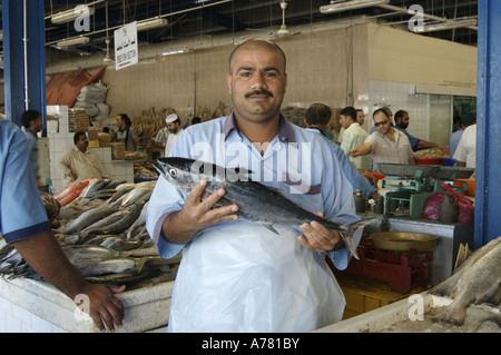 L'homme tenant un poisson du marché à Deira Dubai Banque D'Images