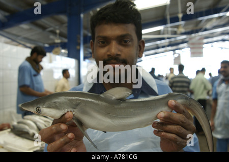 L'homme tenant un poisson du marché à Deira Dubai Banque D'Images