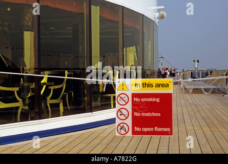 Avis d'avertissement ne pas fumer sur le pont d'un navire de croisière Banque D'Images