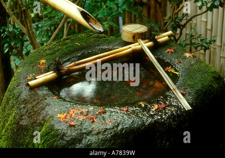 L'eau dans le bassin Tsukubai Temple Myōshin-ji de Kyoto Japon Jardin Ryôan Banque D'Images