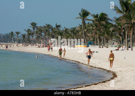 Des distributeurs automatiques de journaux vue incroyable l'infini de l'eau sans fin au bord de l'immense route Nord Amériques plage Plages Banque D'Images