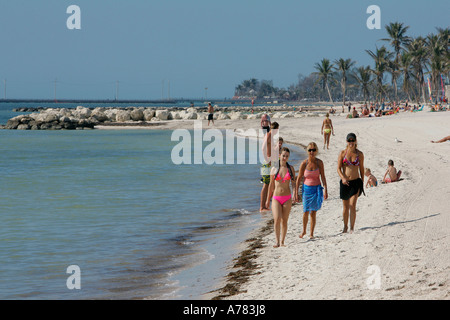 Des distributeurs automatiques de journaux vue incroyable l'infini de l'eau sans fin au bord de l'immense route Nord Amériques plage Plages Banque D'Images