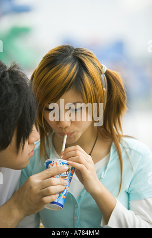 Couple, boy holding verre girl Banque D'Images