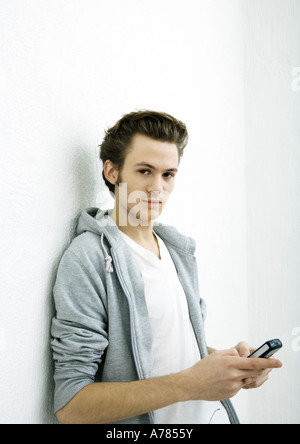 Young man using cell phone Banque D'Images