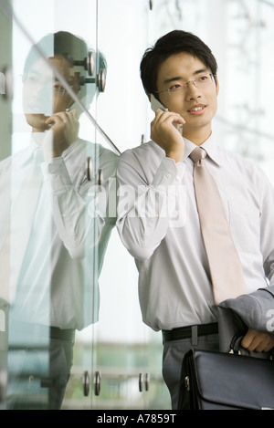 Young man using cell phone Banque D'Images