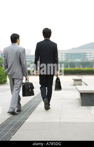 Deux hommes d'walking in office park, vue arrière Banque D'Images