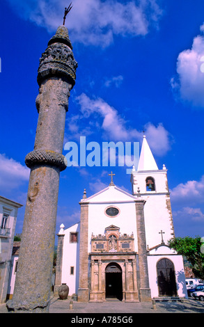 Centre historique avec l'église Santa Maria Obidos Portugal Banque D'Images