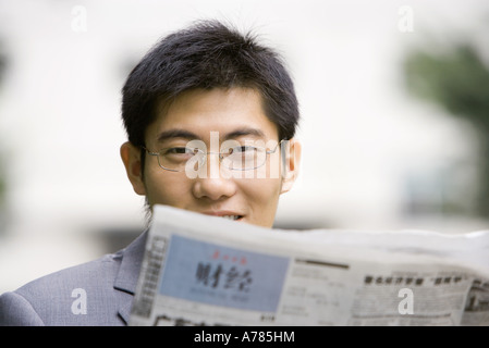 Businessman reading newspaper Banque D'Images